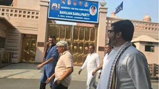 घर तक पहुंचने के बाद भी मायावती से नहीं मिल पाए सांसद तनुज पुनिया और राजेंद्र पाल गौतम।