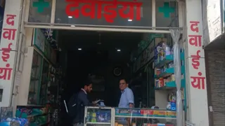 फरीदाबाद में ज्यादातर मेडिकल स्टोर खुले मिले। फोटो: जागरण