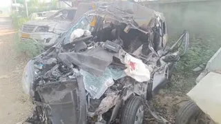 हादसे में क्षतिग्रस्त कार।