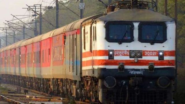 अब छपरा तक चलेगी साबरमती-गोरखपुर एक्सप्रेस, रेलवे ने जारी किया नया शेड्यूल
