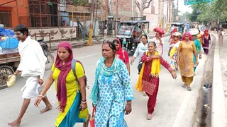 वृंदावन के पंचकोसीय परिक्रमा में सिर से बरसती आग और गर्म धरती पर श्रद्धालुओं के बढ़ते कदम। लेकिन, प्रशासन की ओर से राहत को नहीं कोई व्यवस्था। - फोटो: जागरण