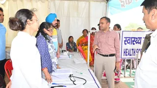 डीएम मयूर दीक्षित ने देखीं व्यवस्थाएं।