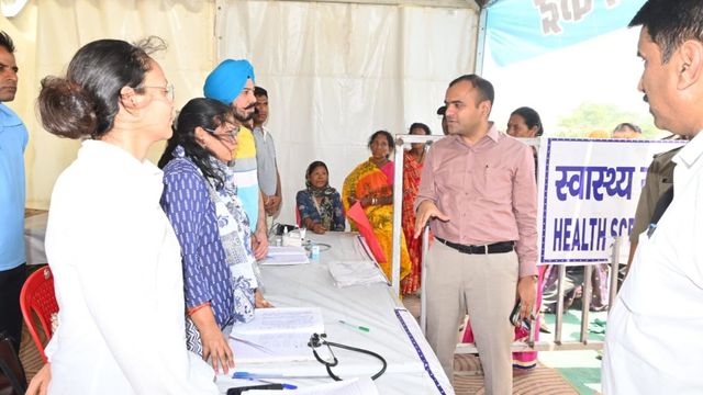 हरिद्वार डीएम मयूर दीक्षित पहुंचे चारधाम यात्रा रजिस्ट्रेशन केंद्र, बोले- श्रद्धालुओं को न हो कोई परेशानी
