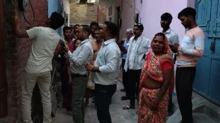 कोटला रोड स्थित मोहल्ला दखल पर मंगलवार दोपहर बिजली चेकिंग करती विद्युत विभाग की टीम : जागरण