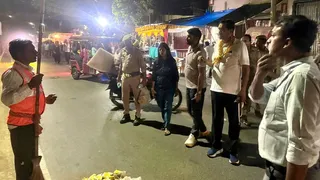 मथुरा गोवर्धन परिक्रमा में सफाई व्यवस्था का निरीक्षण करते डीएम सीपी सिंह व अन्य। फोटो जागरण