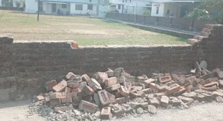 मिस्सरवाला मे हाथी की ओर से तोड़ी गयी चाहरदीवारी। जागरण