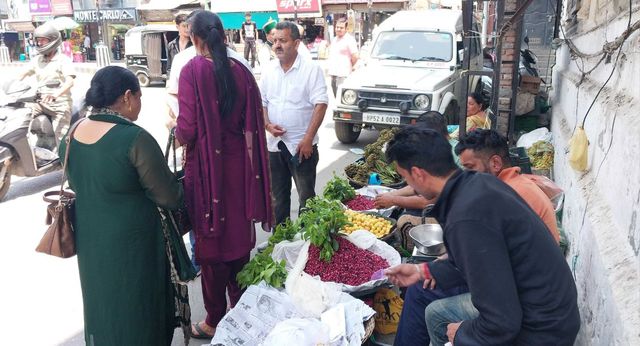 मंडी में गर्मी से जनजीवन अस्त-व्यस्त, डिमांड बढ़ते ही कम हुए पहाड़ी फल 'काफल' के दाम; 40 डिग्री पहुंचा पारा
