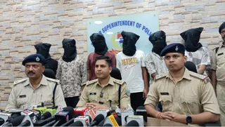 जमशेदपुर में प्रेस वार्ता में जानकारी देते सिटी एसपी ललित मीणा व पीछे खड़े आरोपित।