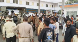 धर्मसिंहवा के महादेवा नानकार पर पेट्रोल डीजल लेने के लिए जुटी लोगों की भीड़। जागरण