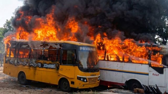 गैराज में मरम्मत को खड़ी चार बसें धूं-धूं कर जलीं, दिल्ली कानपुर हाईवे पर मची अफरा-तफरी; एक चिंगारी बनी बड़ी तबाही
