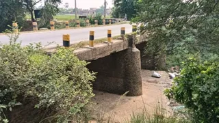 धमना नदी का पुराना पुल क्षतिग्रस्त। फोटो जागरण
