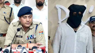 पुलिस कार्यालय में प्रेस कांफ्रेंस के दौरान जानकारी देते एसएसपी प्रमेन्द्र सिंह डोबाल। वहीं, गिरफ्तार आरोपित।