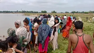 घटनास्थल पर जुटी लोगों की भीड़। (जागरण)