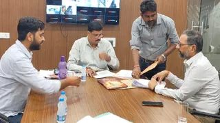 शोरूम के अंदर जांच करते दुमका जिला परिवहन पदाधिकारी व अन्य। (फोटो जगारण)