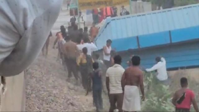 फर्रुखाबाद में शिकोहाबाद कासगंज पैसेंजर पर पथराव, यात्रियों के विवाद में स्टेशन पर हुई मारपीट
