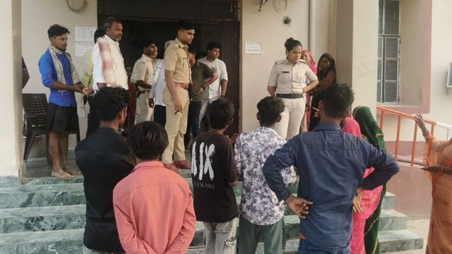 मुजफ्फरपुर में लव ट्रायंगल: फरार प्रेमी से शादी के लिए थाने में हंगामा, पत्नी-बच्ची पहुंची तो मामला हुआ शांत
