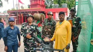 नेपाली करेंसी के साथ गिरफ्तार व्यक्ति। (जागरण)