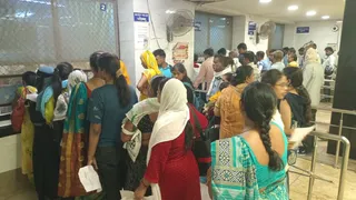 प्रयागराज के एसआरएन अस्पताल में पर्ची काउंटर पर जुटी लोगों की भीड़।