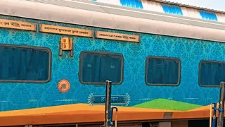प्रयागराज-मुंबई दुरंतो एक्सप्रेस।