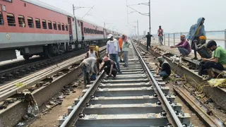 रेललाइन में स्लीपर बीम बदलने का कार्य तेजी से चल रहा है। फोटो जागरण
