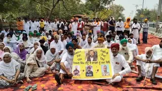 धरने में बैठे हुए पारिवारिक सदस्य व अकाली नेता।