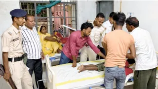 सीएचसी में परिजनों से घटना की जानकारी लेते पुलिस अधिकारी। जागरण
