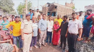 बेटे को मां के हवाले करती पुलिस। फोटो जागरण