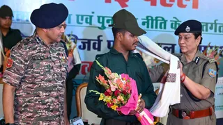 डीजीपी तदाशा मिश्रा व सीआरपीएफ के आईजी साकेत सिंह, आत्मसमर्पण करने वाले माओवादी का स्वागत करते। (फोटो: जागरण)