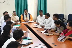 मुजफ्फरपुर में बैठक करते शिक्षा मंत्री मिथिलेश तिवारी व अन्य। जागरण