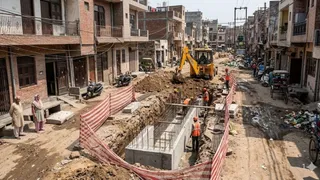 पूर्वी दिल्ली के अमर विहार में रघुनाथ मंदिर के पास जलभराव की समस्या के समाधान के लिए नाला निर्माण कार्य शुरू हो गया है। इमेज एआई