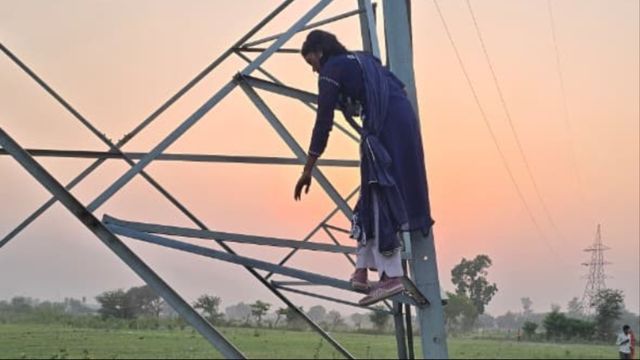 गोंडा में पति के फोन रिसीव न करने पर बिजली के टावर पर चढ़ गई पत्नी, डेढ़ घंटे बाद उतरी नीचे
