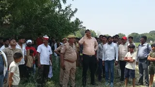 बक्शा क्षेत्र के उतरीजपुर गांव में मोबाइल टावर पर श्रीप्रकाश यादव के चढ़ने की सूचना के बाद मौके पर पहुंची राजस्व विभाग की टीम व पुलिस