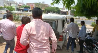 टीम को रोकने का प्रयास करते कर्मचारी। जागरण
