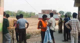 घटना स्थल पर जुटे ग्रामीण । जागरण