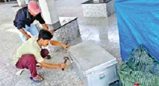 इसी बक्से और बैग में था युवती का शव। बरामदगी के बाद खोलते जीआरपी कर्मी lसौ. जीआरपी (फाइल)