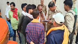 प्रयगाराज के नैनी में दो कारों की भिड़ंत में में तीन लोगों की मौत के बाद पोस्टमार्टम हाउस में स्वजन। जागरण