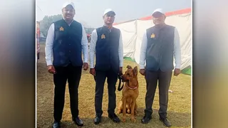 पुलि स टीम के साथ फैंग