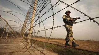 तरनतारन में भारत-पाक बॉर्डर पर वैन सवार दो पाकिस्तानी नागरिक गिरफ्तार।