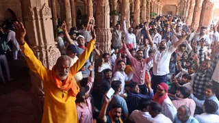 भोजशाला में 721 वर्ष बाद शुक्रवार को पूरे दिन मां वाग्देवी का पूजा हुई। प्रसन्नता व्यक्त करते श्रद्धालु।