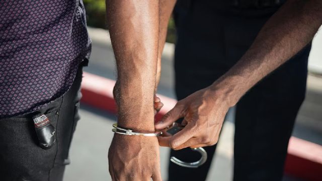 गिरिडीह में बिहार पुलिस की बड़ी कार्रवाई, दुकान का सील खोल जेवरात जब्त; दुकानदार गिरफ्तार
