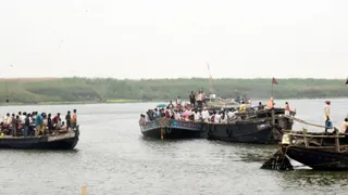 बीच रास्ते में नाव में आई खराबी। फोटो जागरण