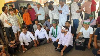 बुद्धेश्वर चौराहे पर बिजली संकट को लेकर प्रदर्शन करते भाकिया के पदाधिकारी व उपभोक्ता। दैनिक जागरण।