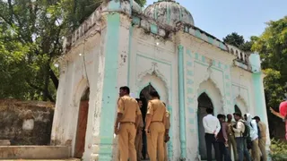पीएसी और पुलिस बल लगाकर नमाज को सम्पन्न कराया गया।