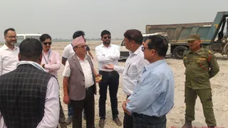 बी गैप बांध के पास उत्खनन स्थल पर वार्ता करते नेपाल तथा उत्तरप्रदेश के अधिकारी। फोटो सौ. ग्रामीण