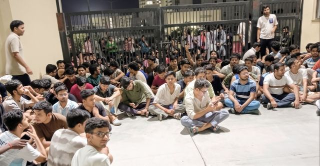 कानपुर देहात में आधी रात बवाल: बिजली कटौती के खिलाफ गेट पर बैठे MBBS छात्र-छात्राएं, जनरेटर-इन्वर्टर तक फेल
