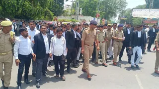 प्रयागराज में आंदोलनरत वकीलों का धरना समाप्त हो गया है, पुलिस अधिकारियों संग अधिवक्ता। जागरण