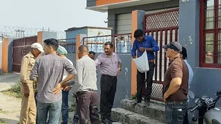 कोटद्वार में सिडकुल ग्रोथ सेंटर स्थित इकाई को सीज करती टीम।जागरण