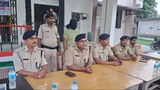 घटना की जानकारी देती पुलिस। फोटो जागरण
