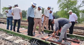 उनौला-पिपराइच रेलवे स्टेशन के बीच तैयार नए कट कनेक्शन का निरीक्षण करते रेल संरक्षा आयुक्त उत्तर पूर्व सर्किल प्रणजीव सक्सेना । फोटो- रेलवे