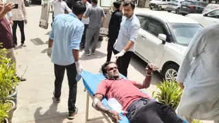 घायल मजदूर को अस्पताल ले जाते हुए। जागरण